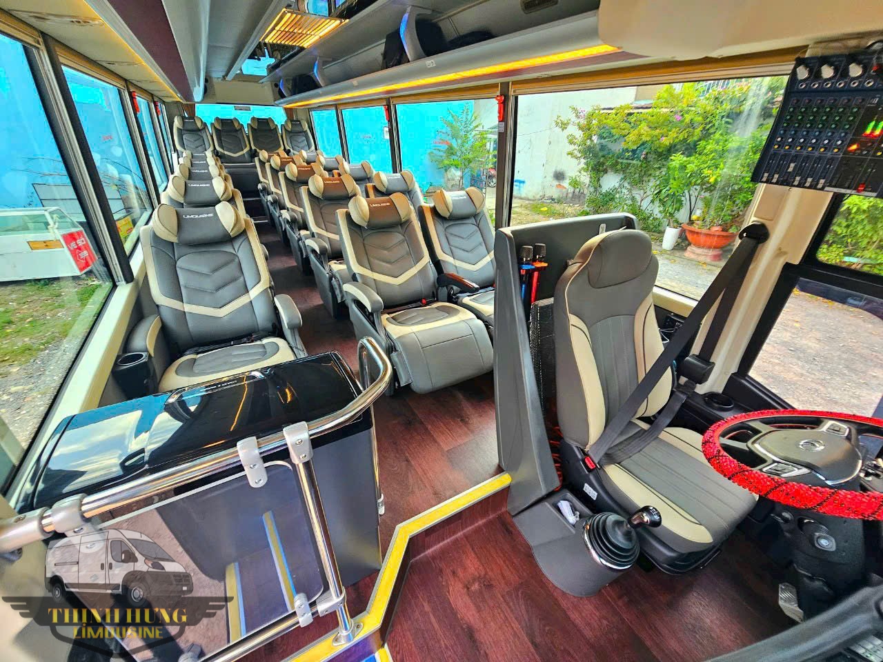 Cho thuê xe limousine 20 chỗ tại TPHCM - Thịnh Hưng Limousine