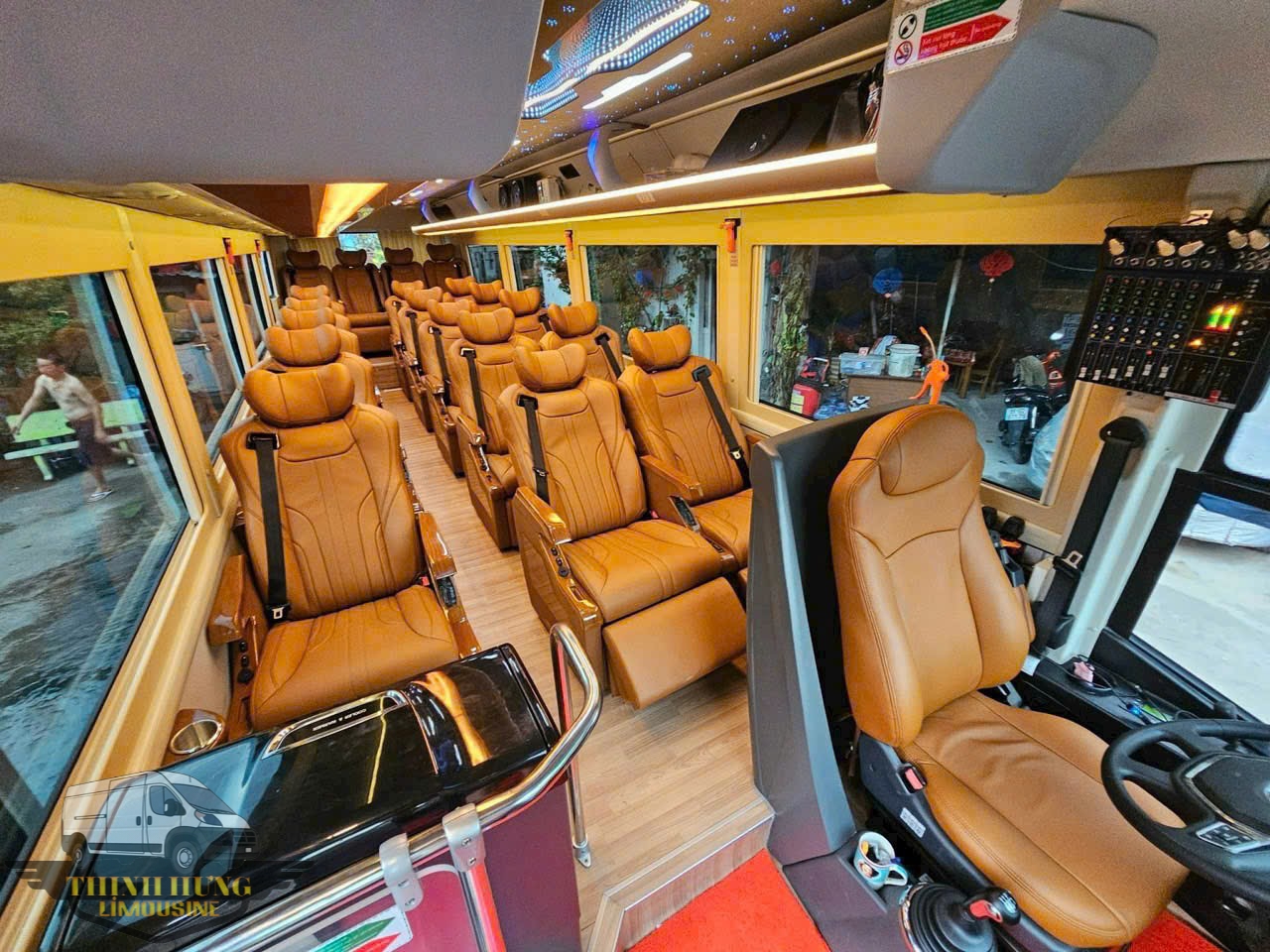 Cho thuê xe limousine 20 chỗ tại TPHCM - Thịnh Hưng Limousine
