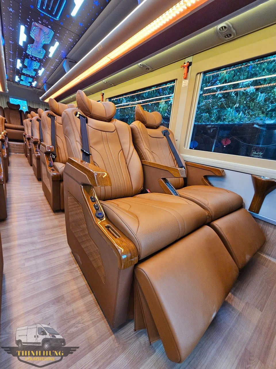 Cho thuê xe limousine 20 chỗ tại TPHCM - Thịnh Hưng Limousine